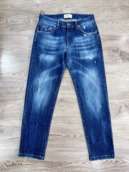Jeans uomo slim fit 5 tasche con rotture – dettaglio jeans non indossato frontale – denim 98% cotone Frarò