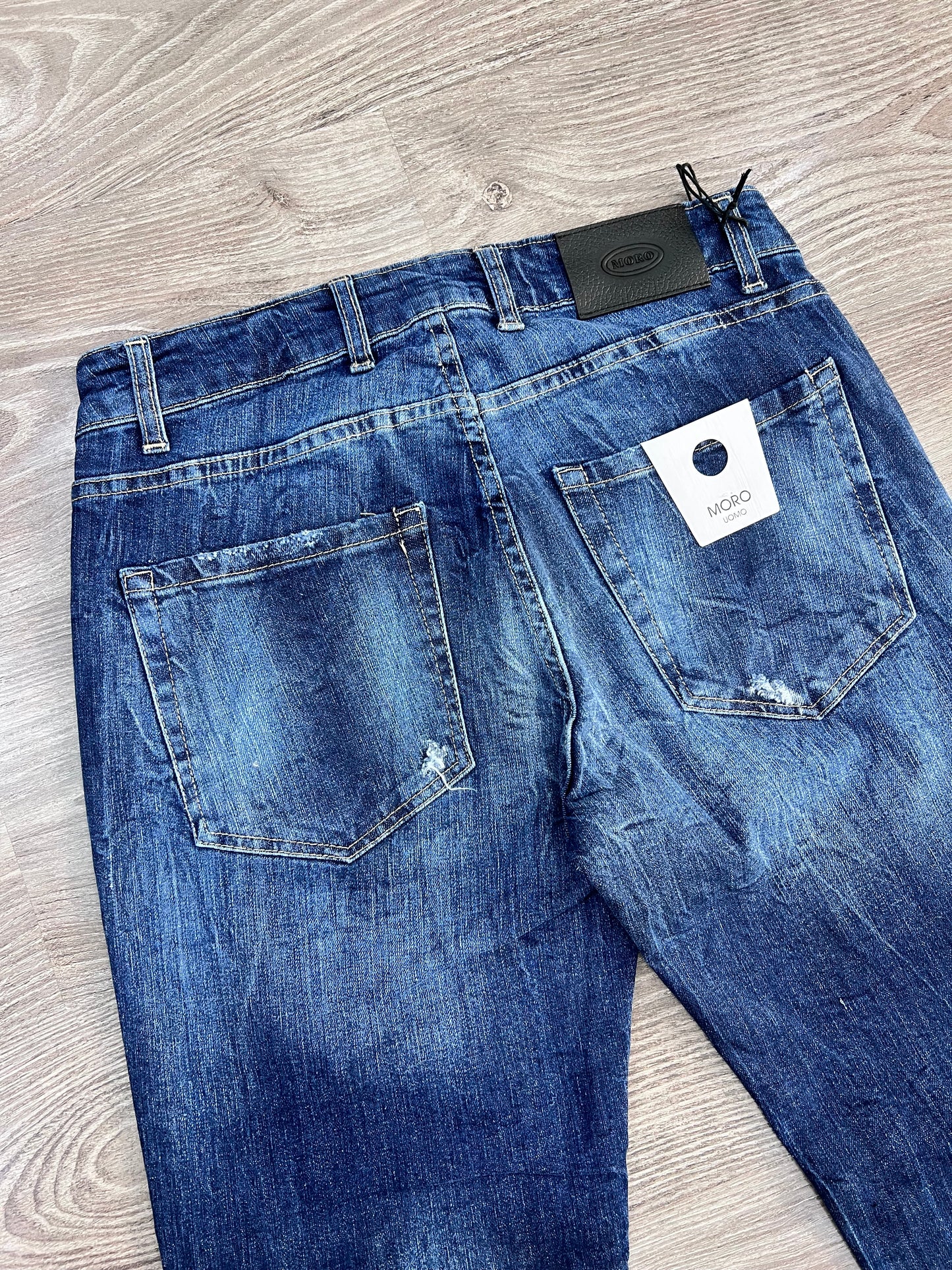 Jeans uomo slim fit denim con rotture e sabbiatura – dettaglio rotture e tasche posteriori – Frarò Shop