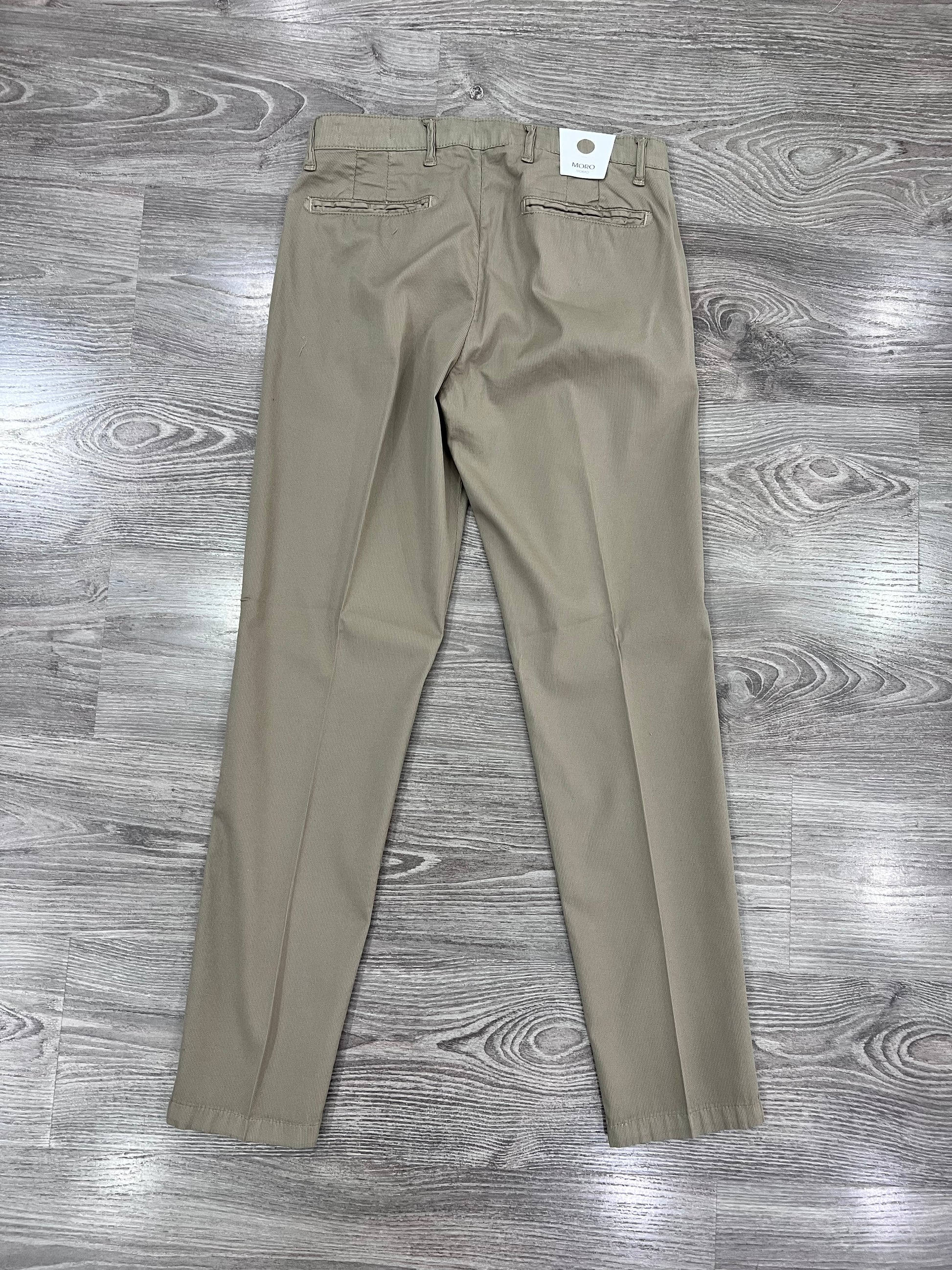 Pantalone uomo 644 slim fit - colore Camel – vista posteriore e dettaglio tasche a friso – Frarò