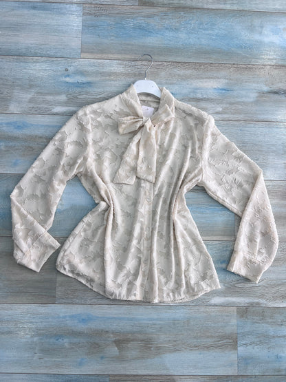 Camicia donna mod. Charlotte colore Beige chiaro – vista camicia aperta sù sfondo neutro  – Frarò
