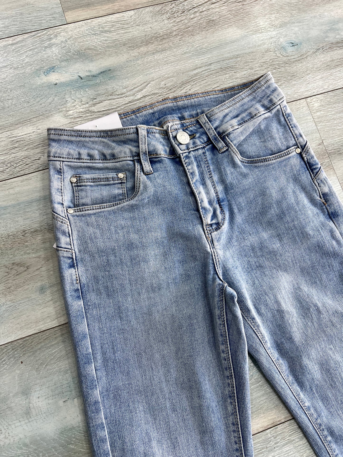 Dettaglio vita alta jeans a zampa donna elasticizzato – Frarò
