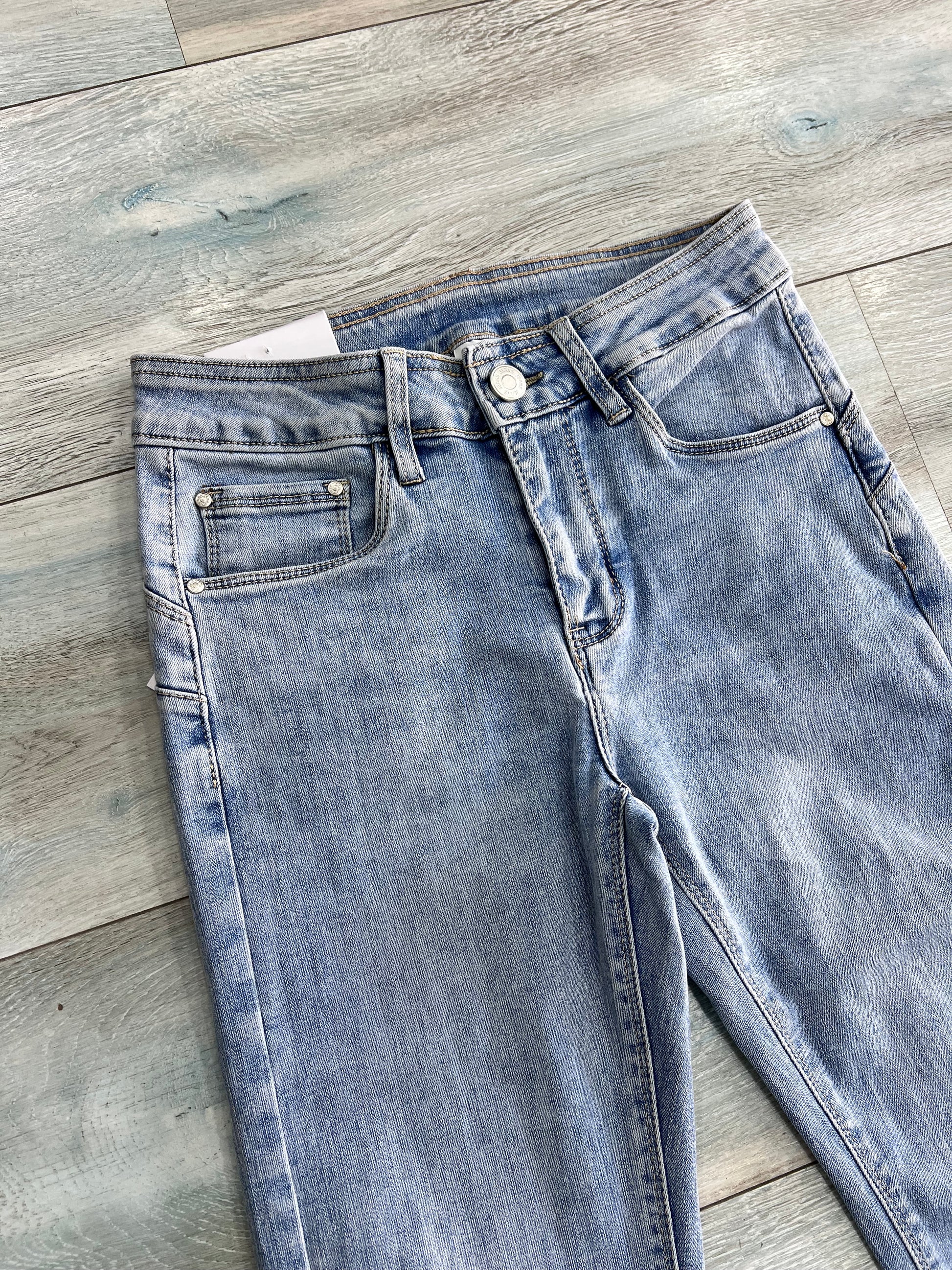 Dettaglio vita alta jeans a zampa donna elasticizzato – Frarò
