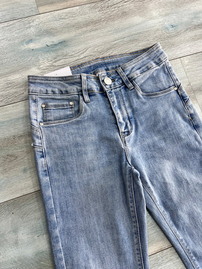 Dettaglio vita alta jeans a zampa donna elasticizzato – Frarò
