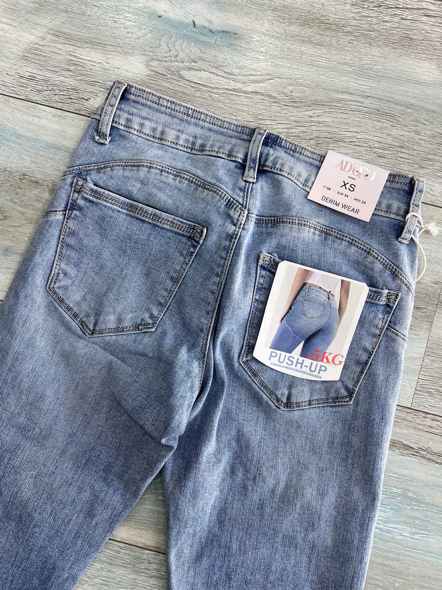 dettaglio push up e tasche posteriori - jeans a zampa donna denim chiaro collezione estate – Frarò