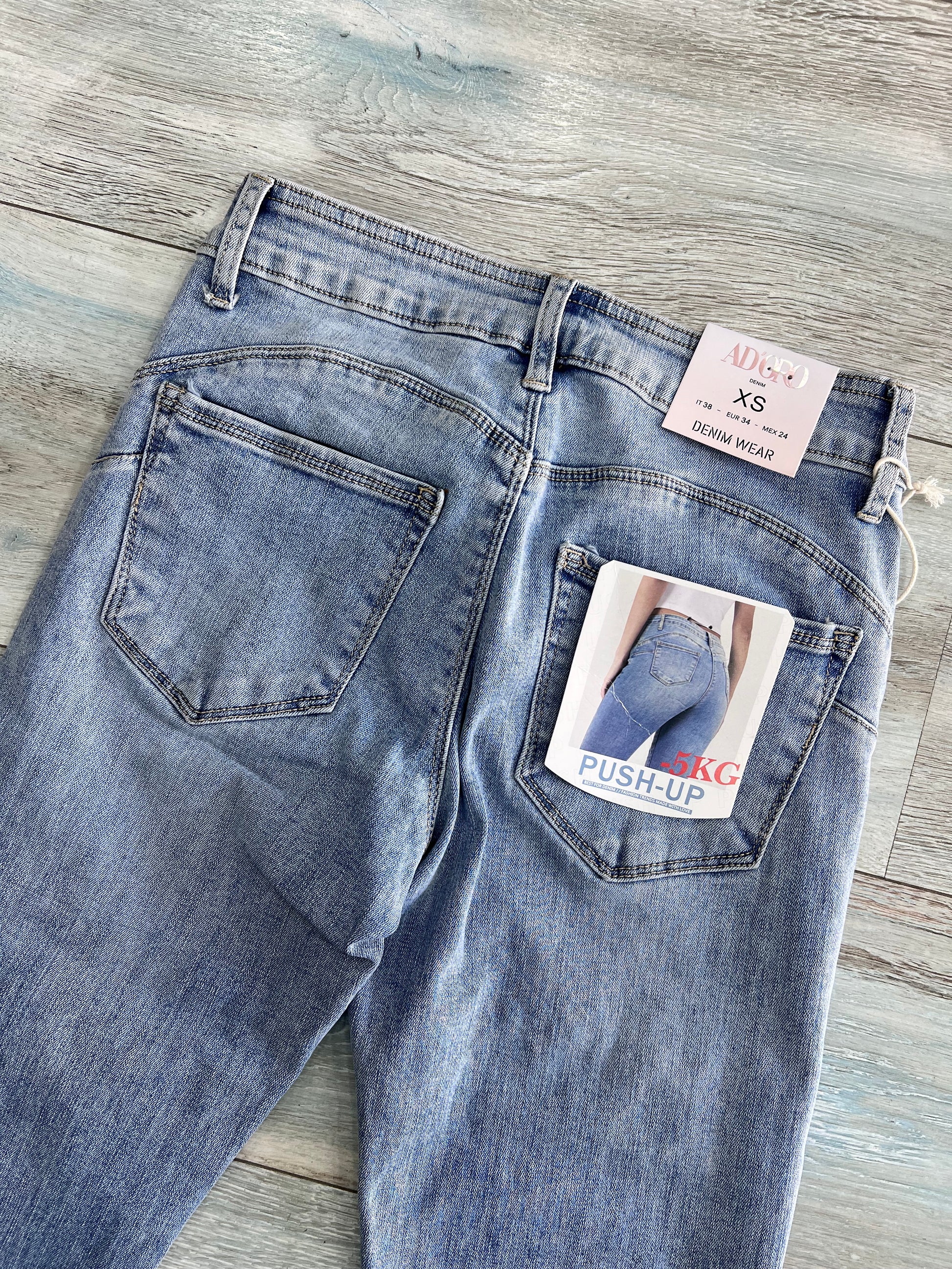 dettaglio push up e tasche posteriori - jeans a zampa donna denim chiaro collezione estate – Frarò