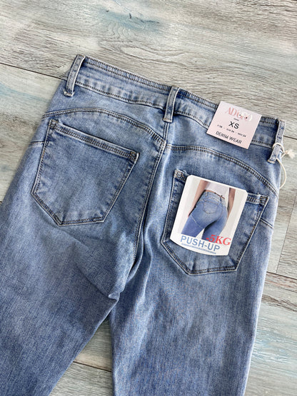 dettaglio push up e tasche posteriori - jeans a zampa donna denim chiaro collezione estate – Frarò