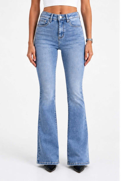 Jeans a zampa donna vita alta lavaggio chiaro –  vista frontale - indossato da modella - Frarò Shop
