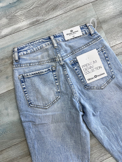 Dettaglio tasche posteriore -  jeans mom fit donna denim chiaro estate – Frarò
