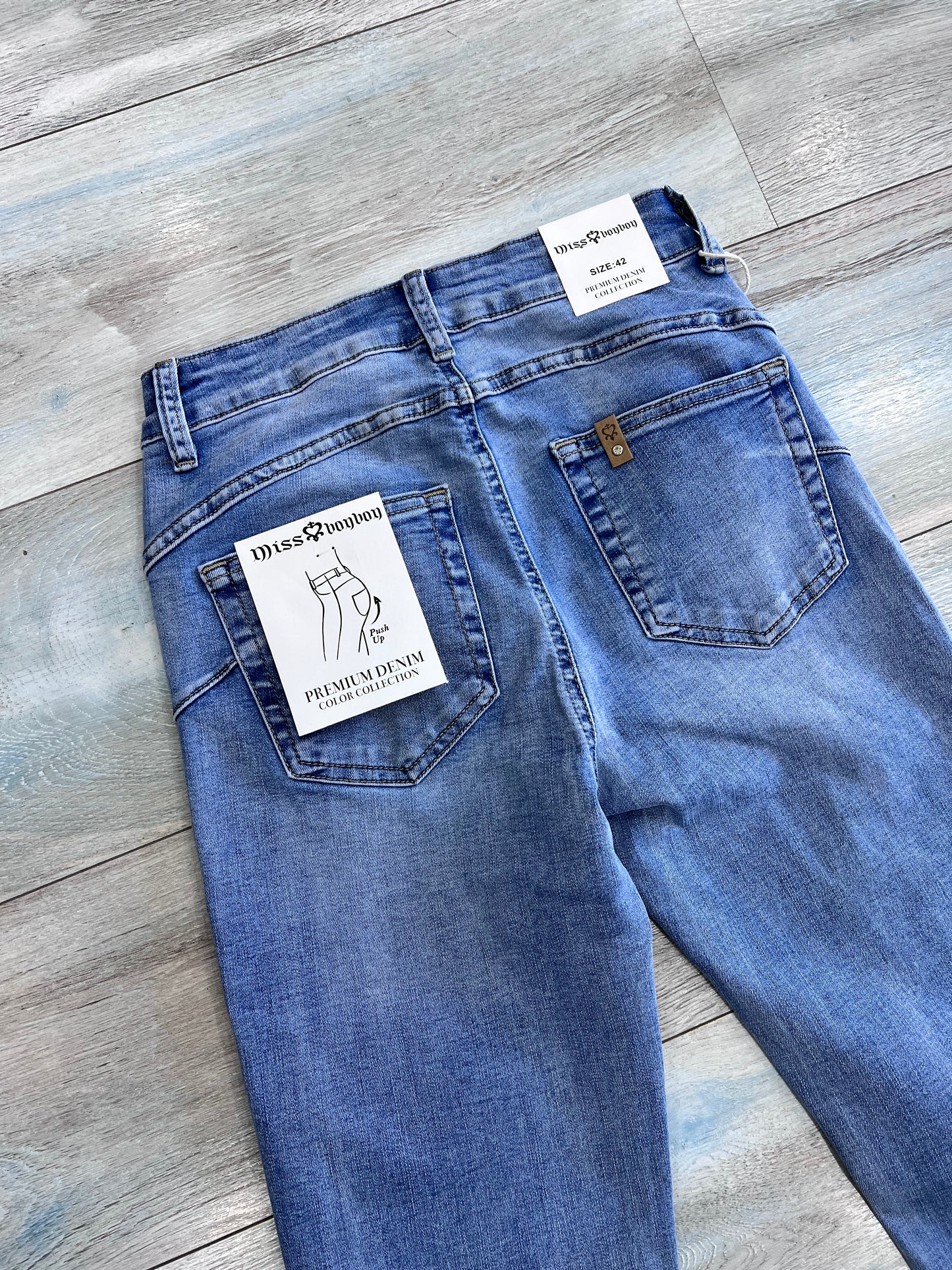 Dettaglio carrè e tasche posteriori jeans skinny curvy donna denim estivo – Frarò
