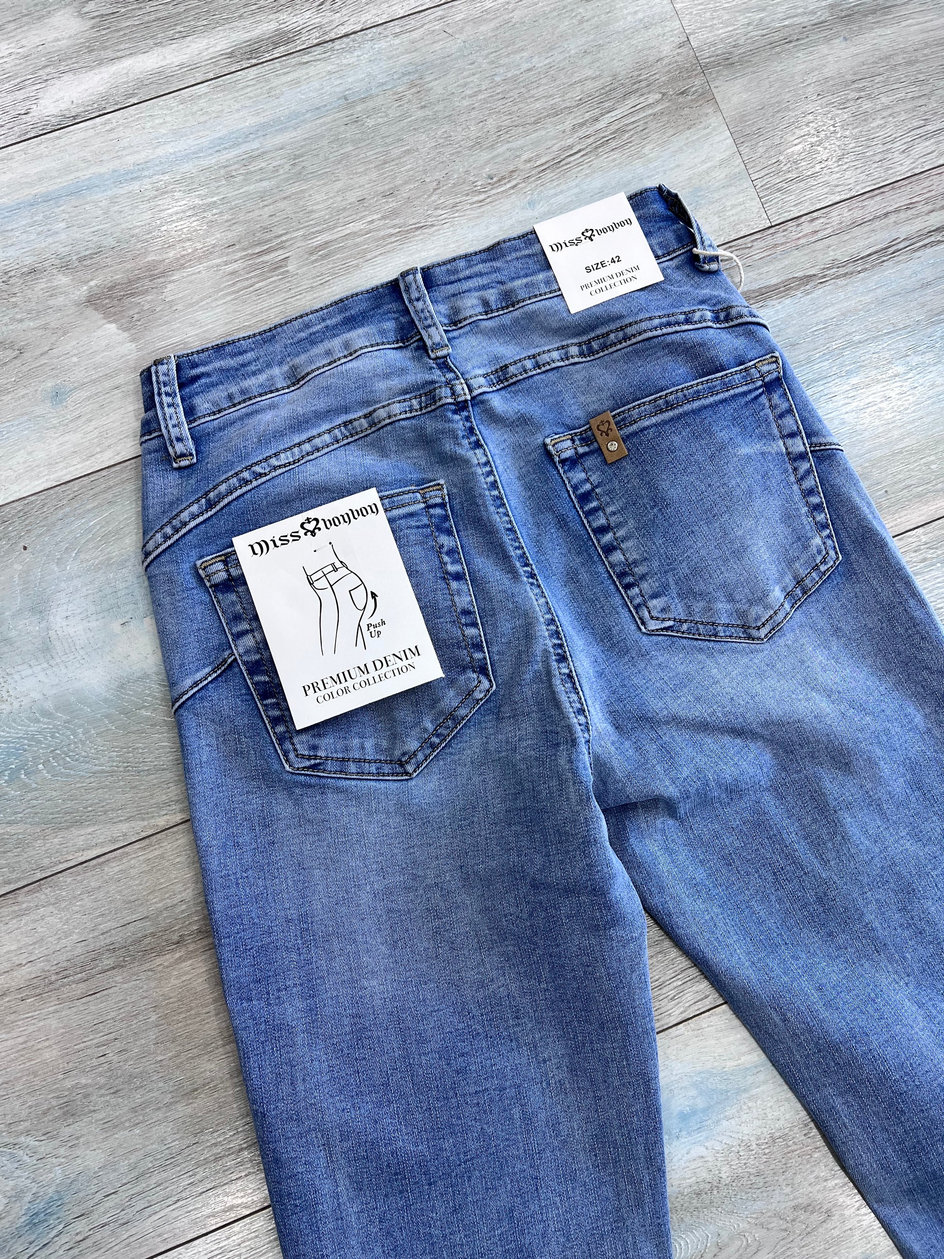 Dettaglio carrè e tasche posteriori jeans skinny curvy donna denim estivo – Frarò

