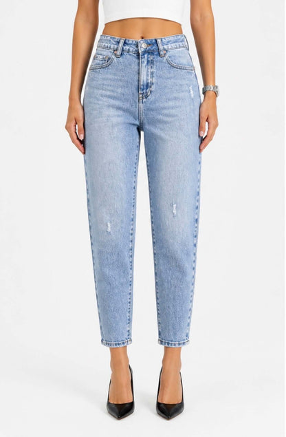 Jeans mom fit vita alta donna denim chiaro con rotture - indossato da modella - vista frontale – Frarò Shop
