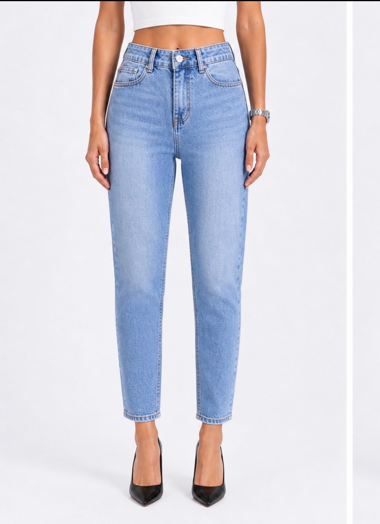 Jeans mom fit vita alta donna denim sabbiato chiaro - indossato da modella - vista frontale – Frarò Shop

