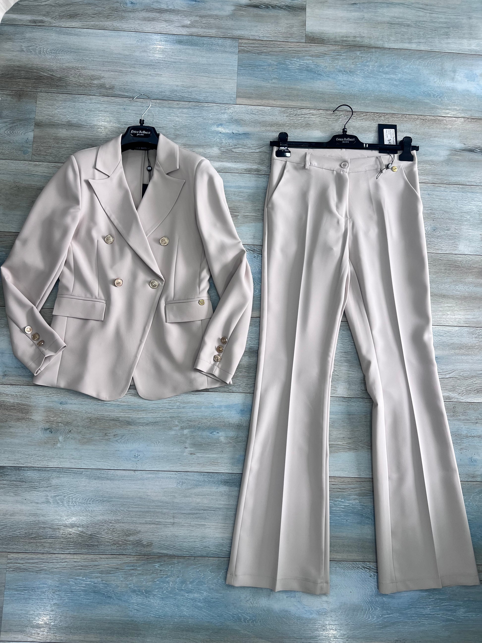 Tailleur donna burro elegante giacca e pantalone a zampa  – Luxury Collection Estate Erica Bellucci