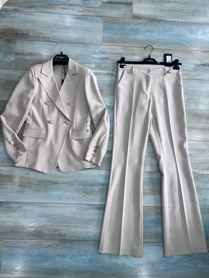 Tailleur donna burro elegante giacca e pantalone a zampa  – Luxury Collection Estate Erica Bellucci