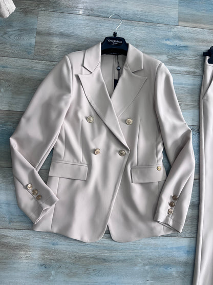 Tailleur donna burro doppio petto con bottoni oro – dettaglio giacca Balmain style Erica Bellucci