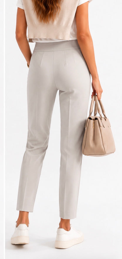 Pantalone bustino vita alta donna colore burro slim fit - indossato da modella vista posteriore - Made in Italy – Frarò
