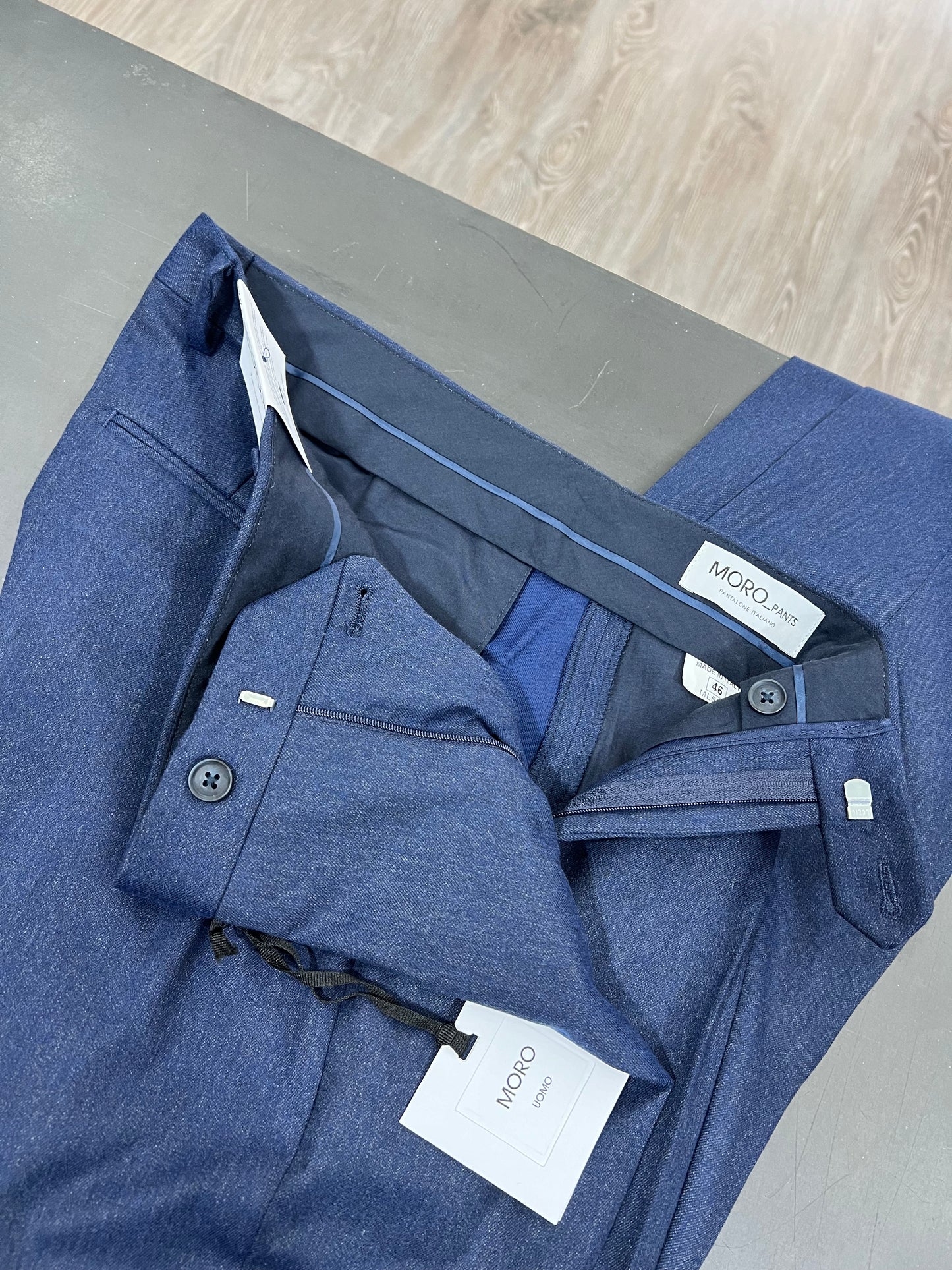 Pantalone uomo elegante - dettaglio cuciture e qualità artigianale
