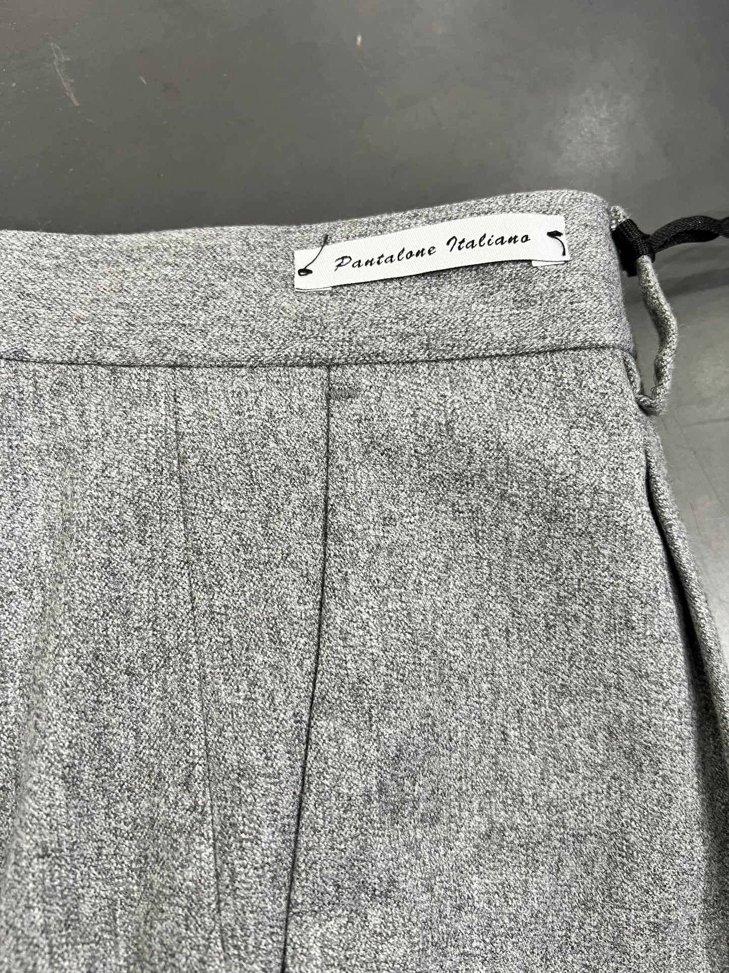 Pantalone elegante uomo Made in Italy - dettaglio tessuto e vestibilità
