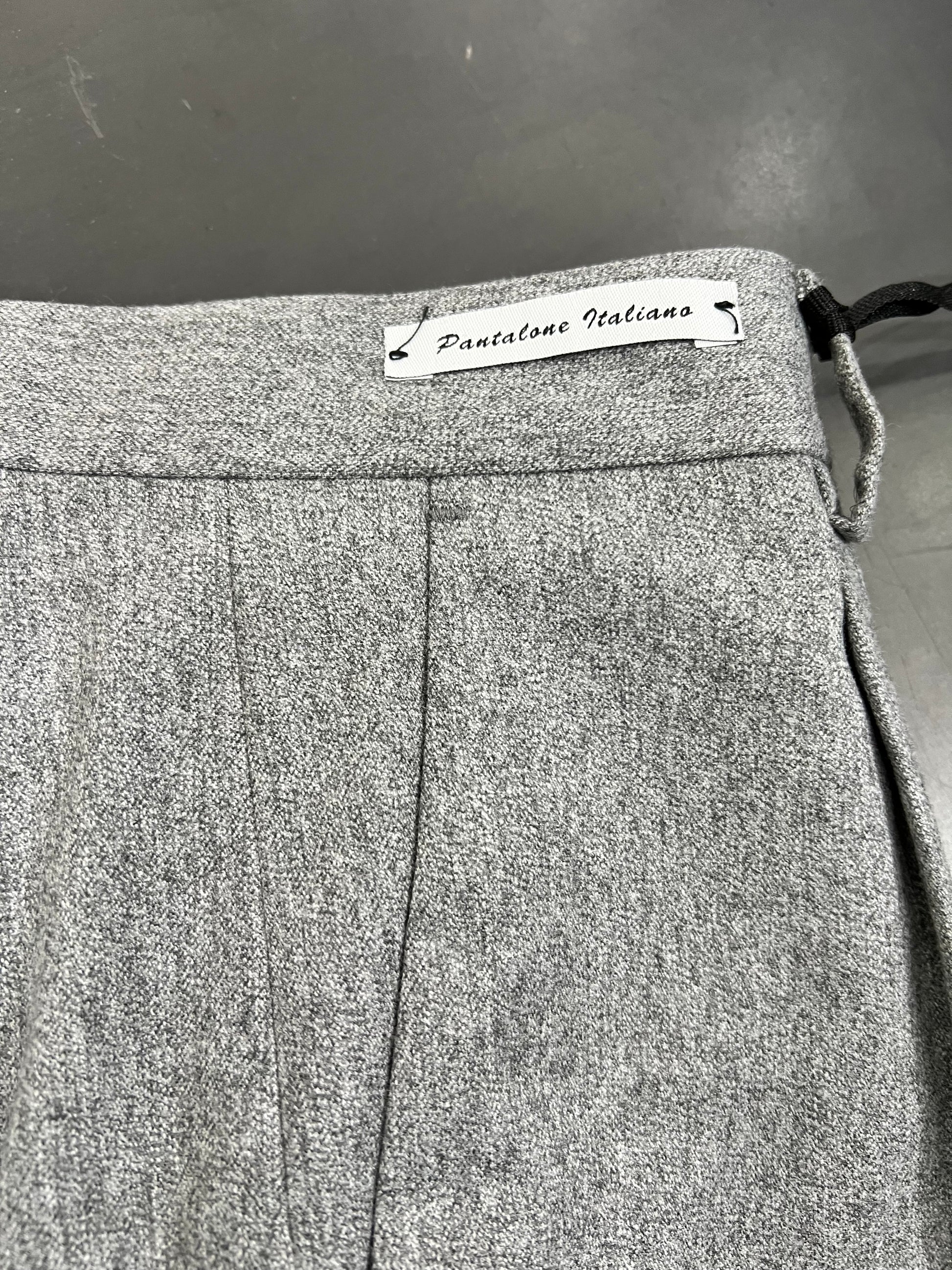 Pantalone elegante uomo Made in Italy - dettaglio tessuto e vestibilità
