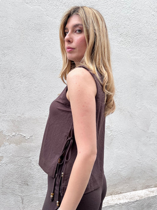 Coordinato donna Bresha – dettaglio top marrone cioccolato con perline decorative e laccetti laterali, Frarò Shop
