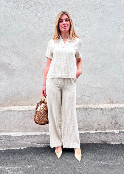 Coordinato donna Anitta – camicia ampia beige a righe verticali nere e pantalone wide leg, vista frontale, Frarò Shop

