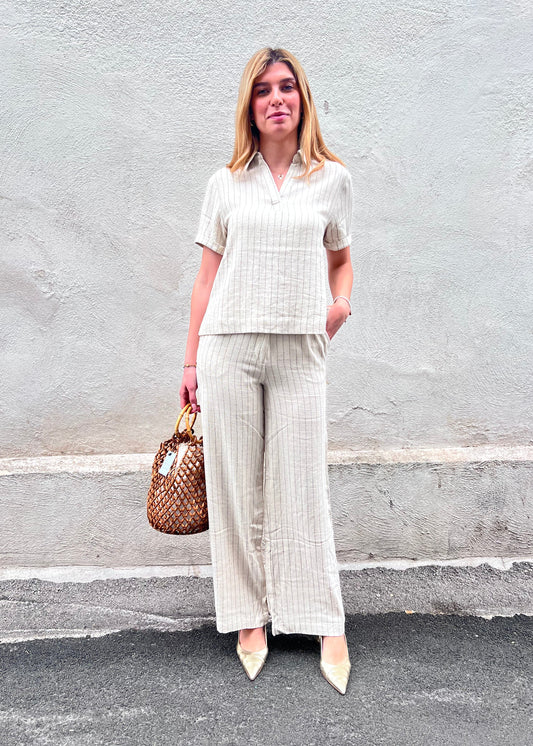 Coordinato donna Anitta – camicia ampia beige a righe verticali nere e pantalone wide leg, vista frontale, Frarò Shop
