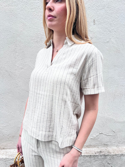 Coordinato donna Anitta – dettaglio camicia beige a righe con colletto aperto e maniche corte in viscosa e lino, Frarò Shop
