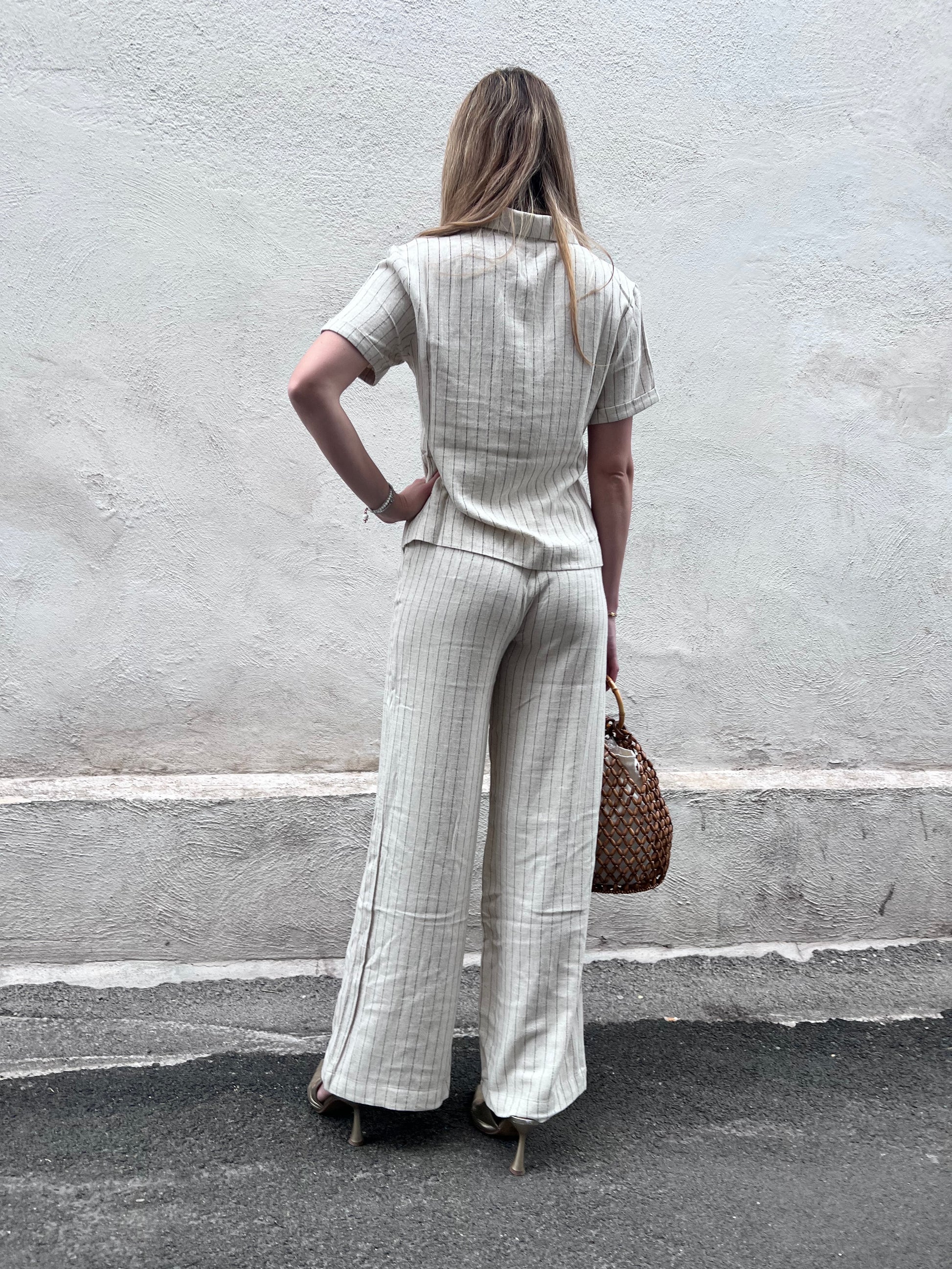 Coordinato donna Anitta – pantalone wide leg beige a righe nere con tasche laterali, vestibilità ampia, vista posteriore Frarò Shop
