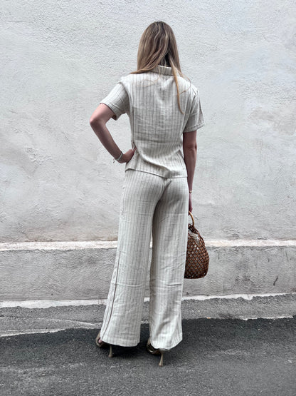 Coordinato donna Anitta – pantalone wide leg beige a righe nere con tasche laterali, vestibilità ampia, vista posteriore Frarò Shop
