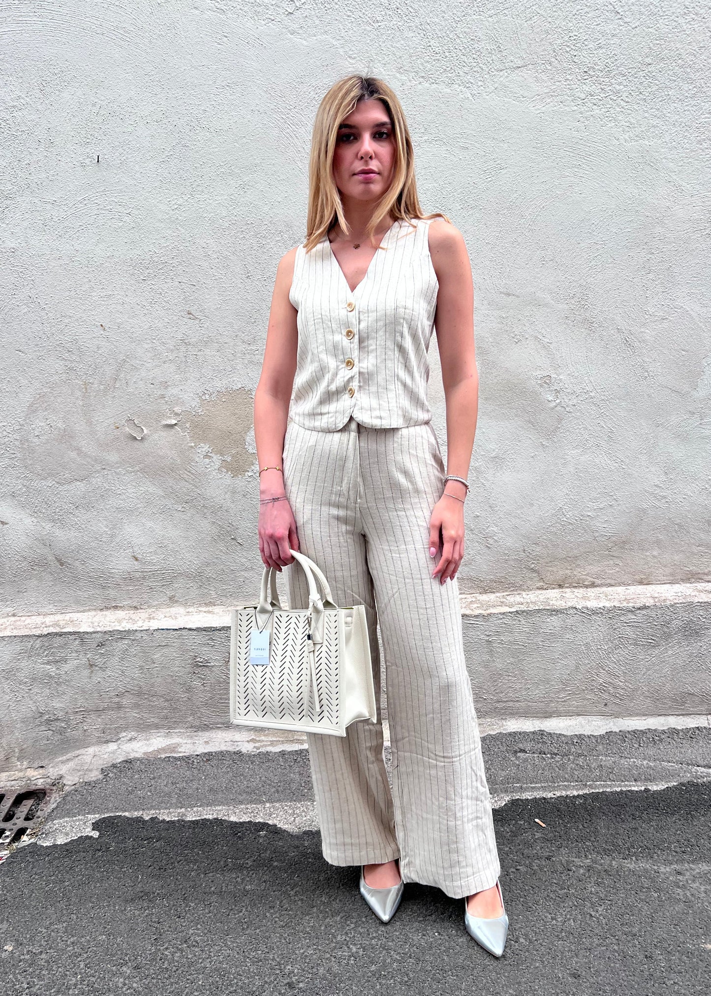 Coordinato Donna Anitta – Gilet e Pantalone a Righe Viscosa Lino - vista frontale - indossato da modella