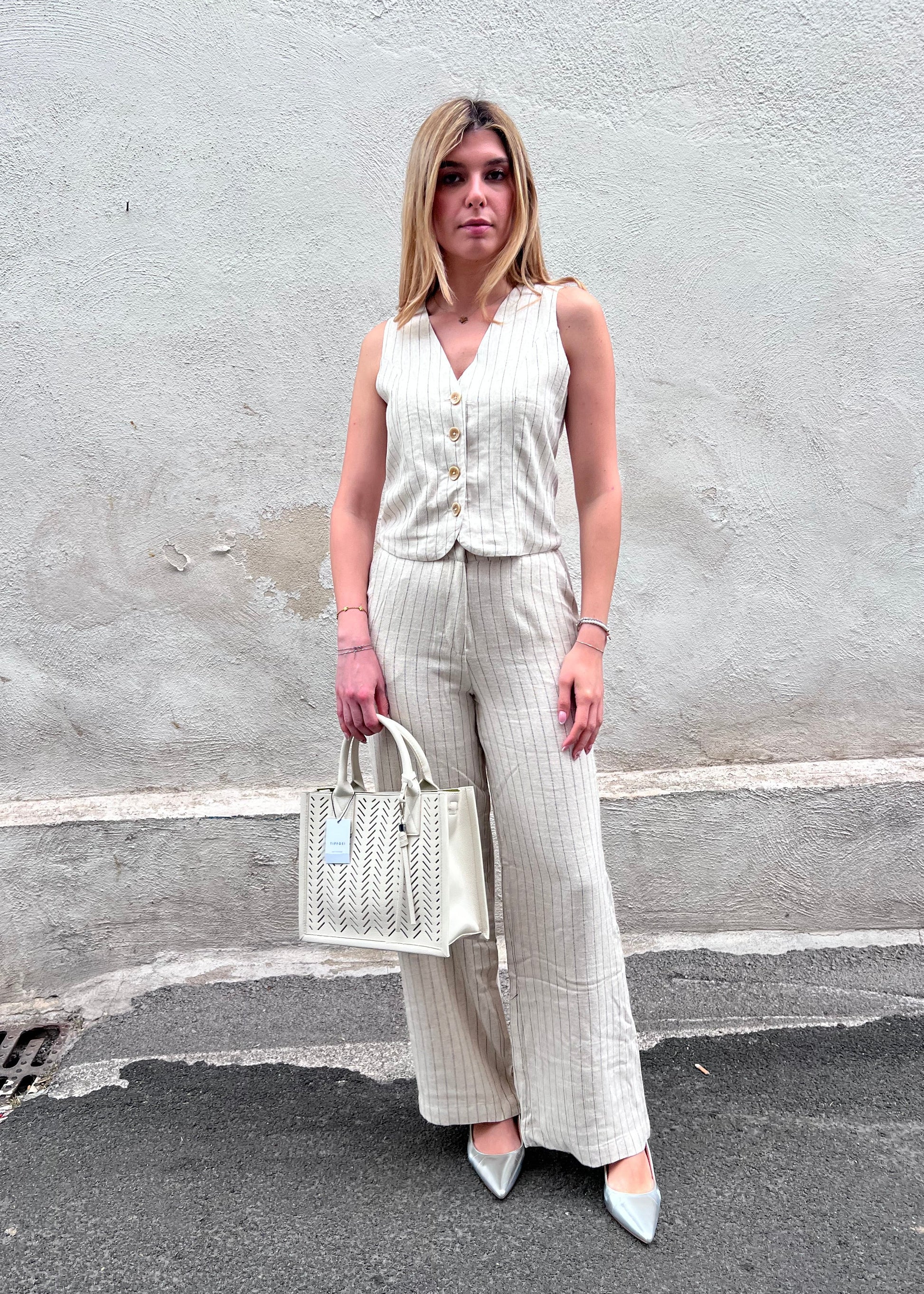 Coordinato Donna Anitta – Gilet e Pantalone a Righe Viscosa Lino - vista frontale - indossato da modella