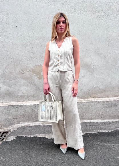 Coordinato Donna Anitta – Gilet e Pantalone a Righe Viscosa Lino - vista frontale - indossato da modella