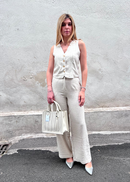 Coordinato Donna Anitta – Gilet e Pantalone a Righe Viscosa Lino - vista frontale - indossato da modella