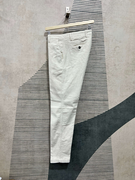 Pantalone velluto panna vista laterale - comfort e stile invernale
