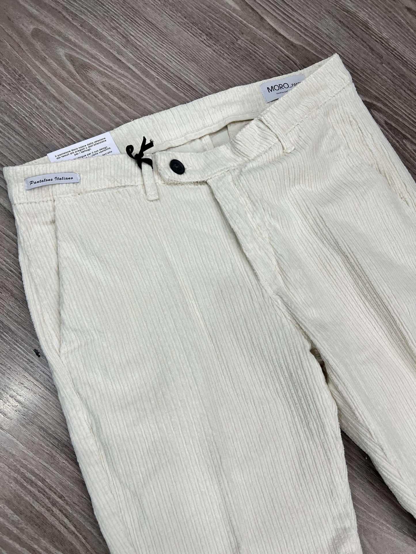 Vista dettaglio tasche pantalone velluto panna - taglio elegante e raffinato
