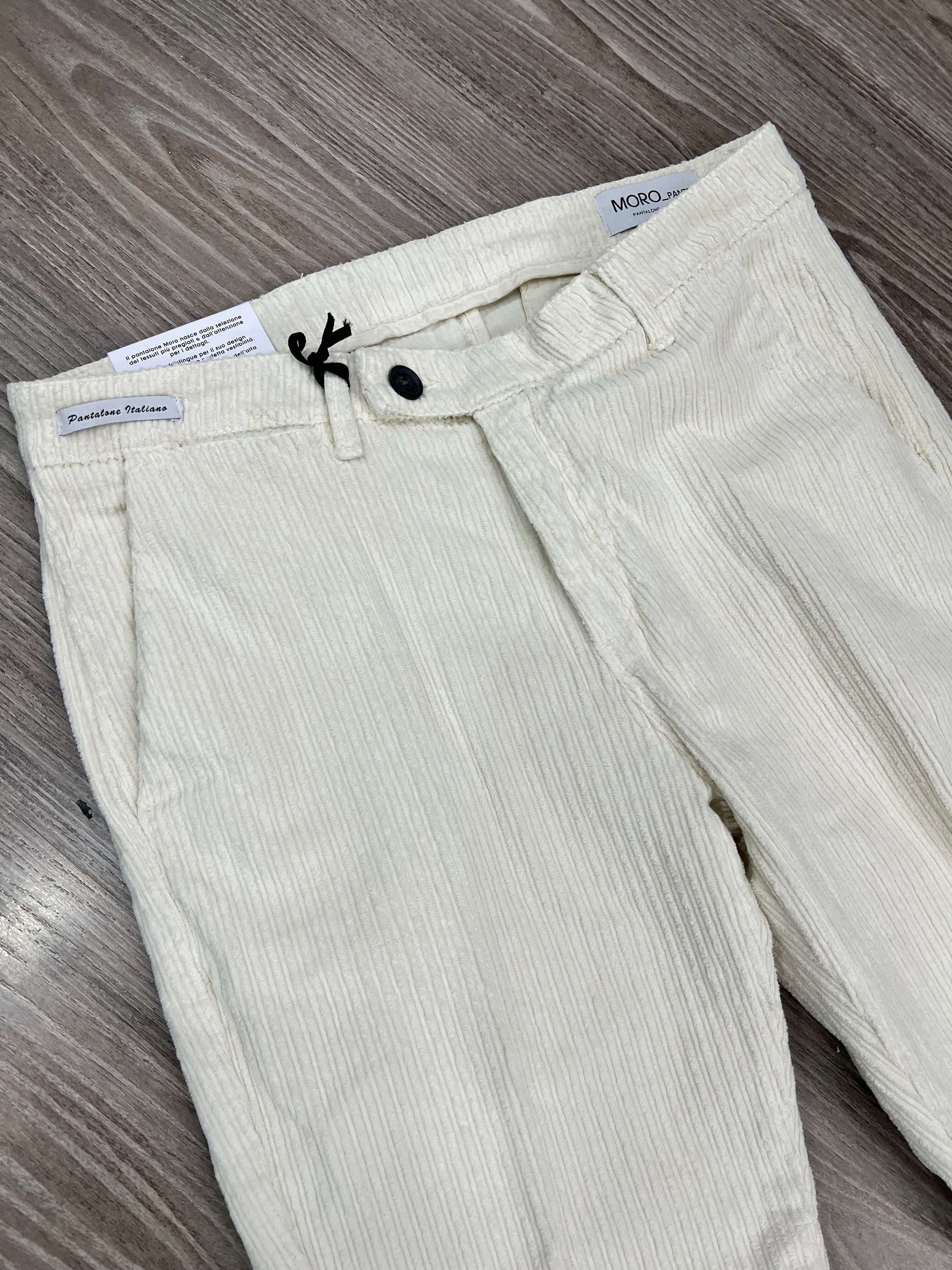 Vista dettaglio tasche pantalone velluto panna - taglio elegante e raffinato
