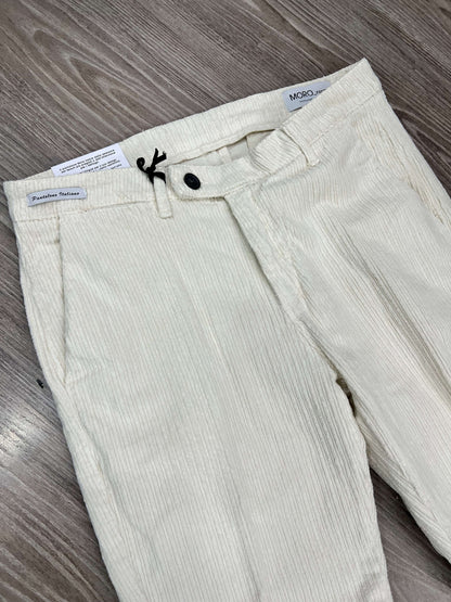 Vista dettaglio tasche pantalone velluto panna - taglio elegante e raffinato

