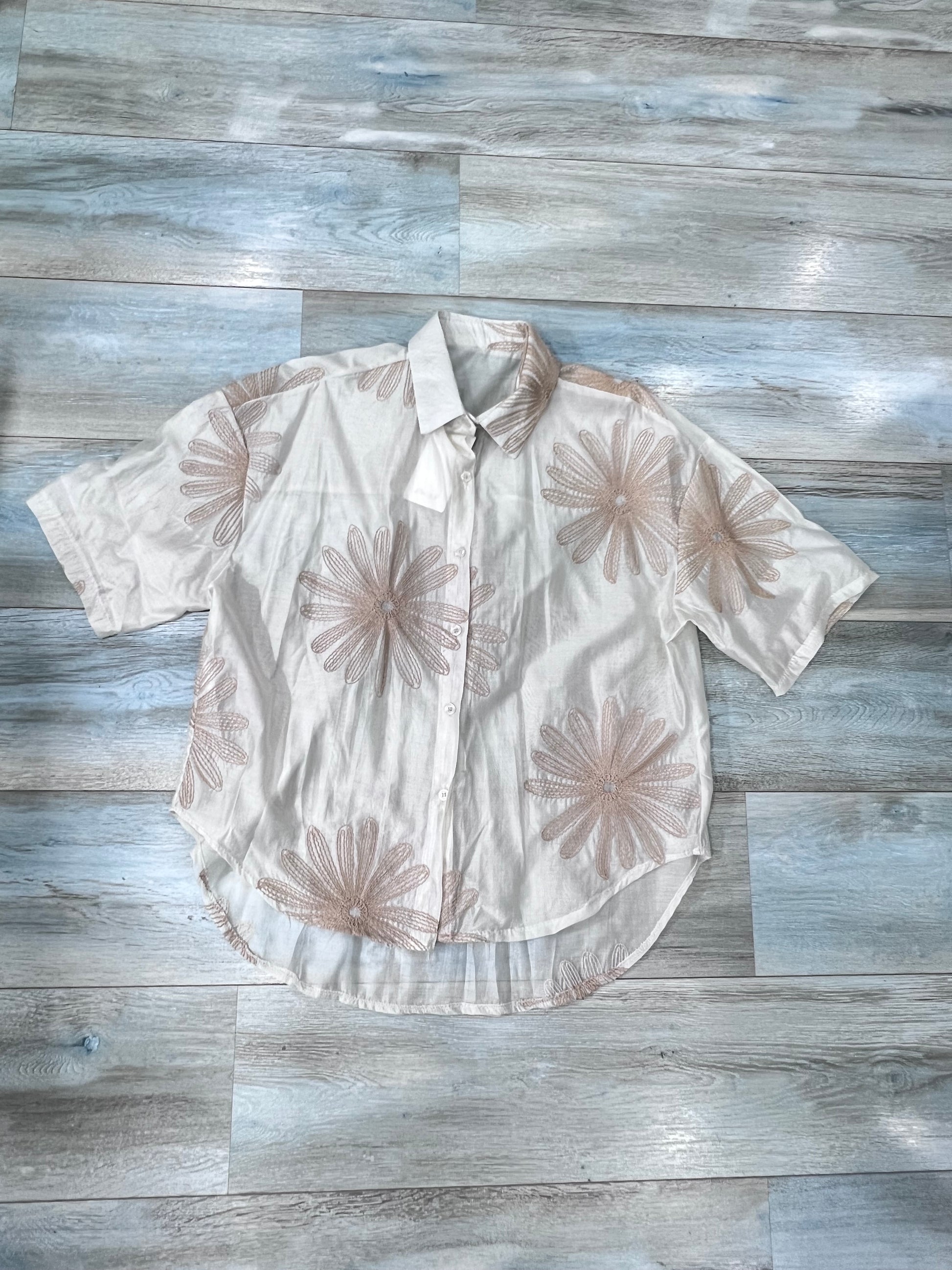 Camicia donna manica corta in TENCEL® colore panna, vista e -commerce sù sfondo neutro, Made in Italy – Frarò
