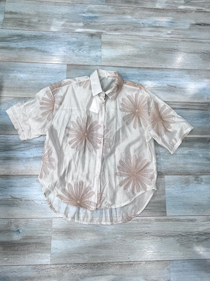 Camicia donna manica corta in TENCEL® colore panna, vista e -commerce sù sfondo neutro, Made in Italy – Frarò
