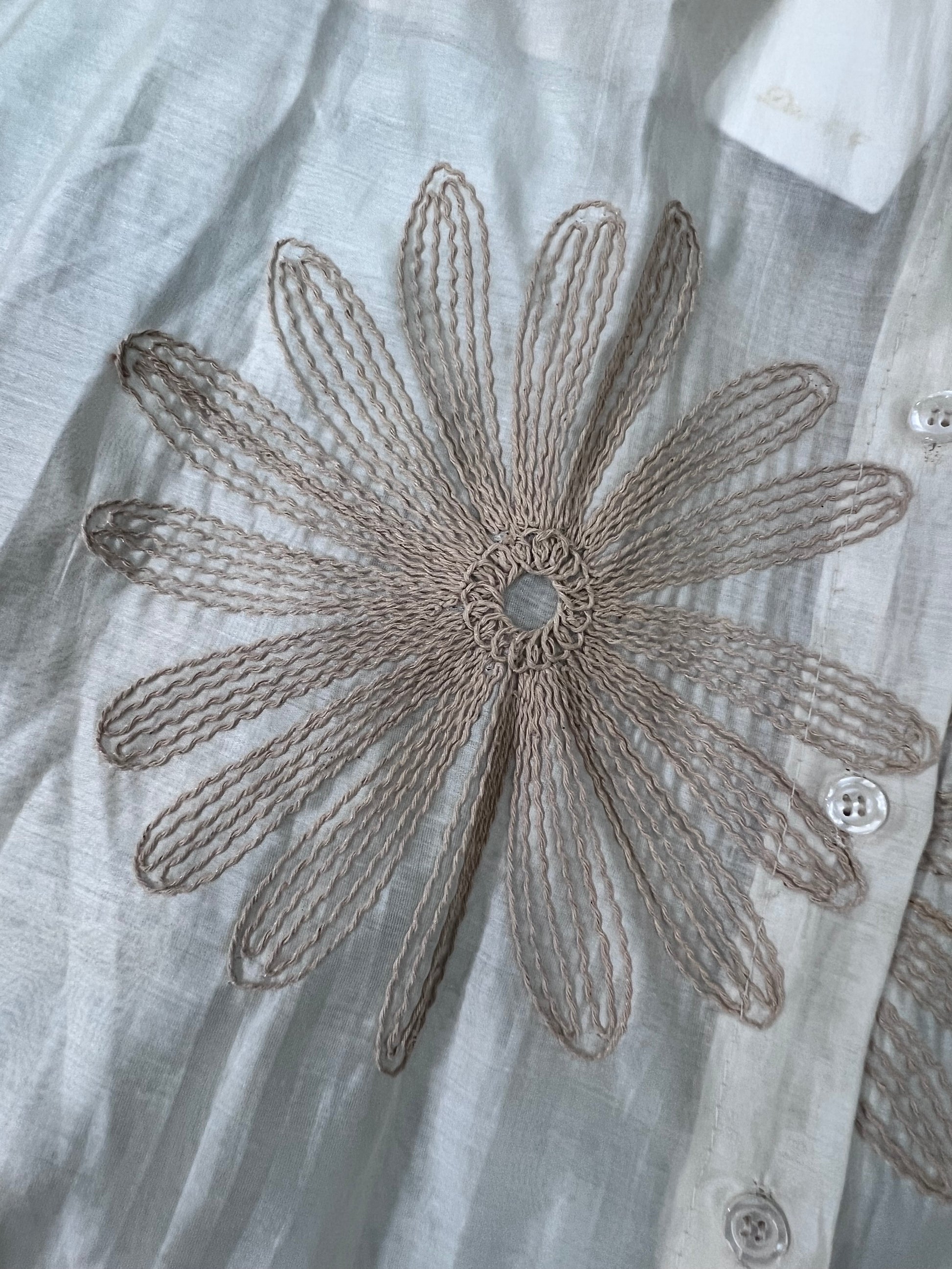 Camicia donna manica corta in TENCEL® colore panna, dettaglio ricamo fiore, Made in Italy – Frarò
