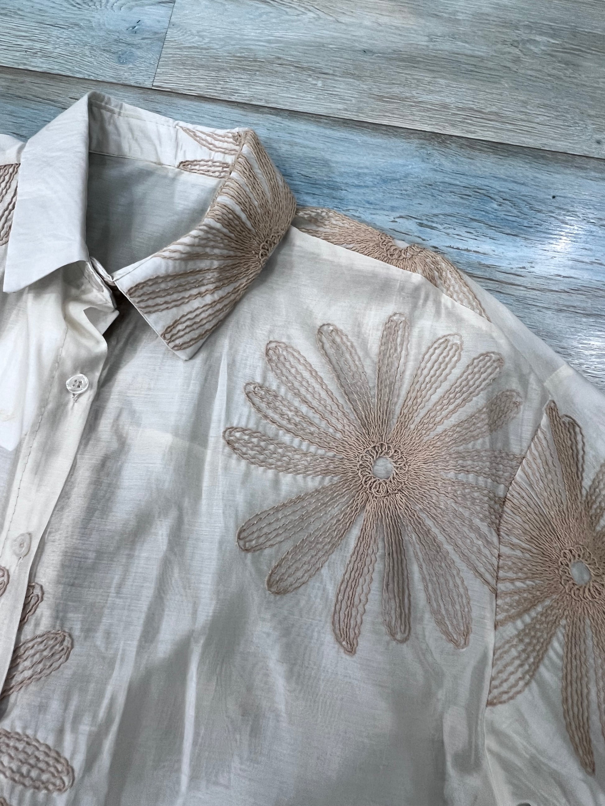 Camicia donna manica corta in TENCEL® colore panna, dettaglio collo alla francese e ricamo, Made in Italy – Frarò
