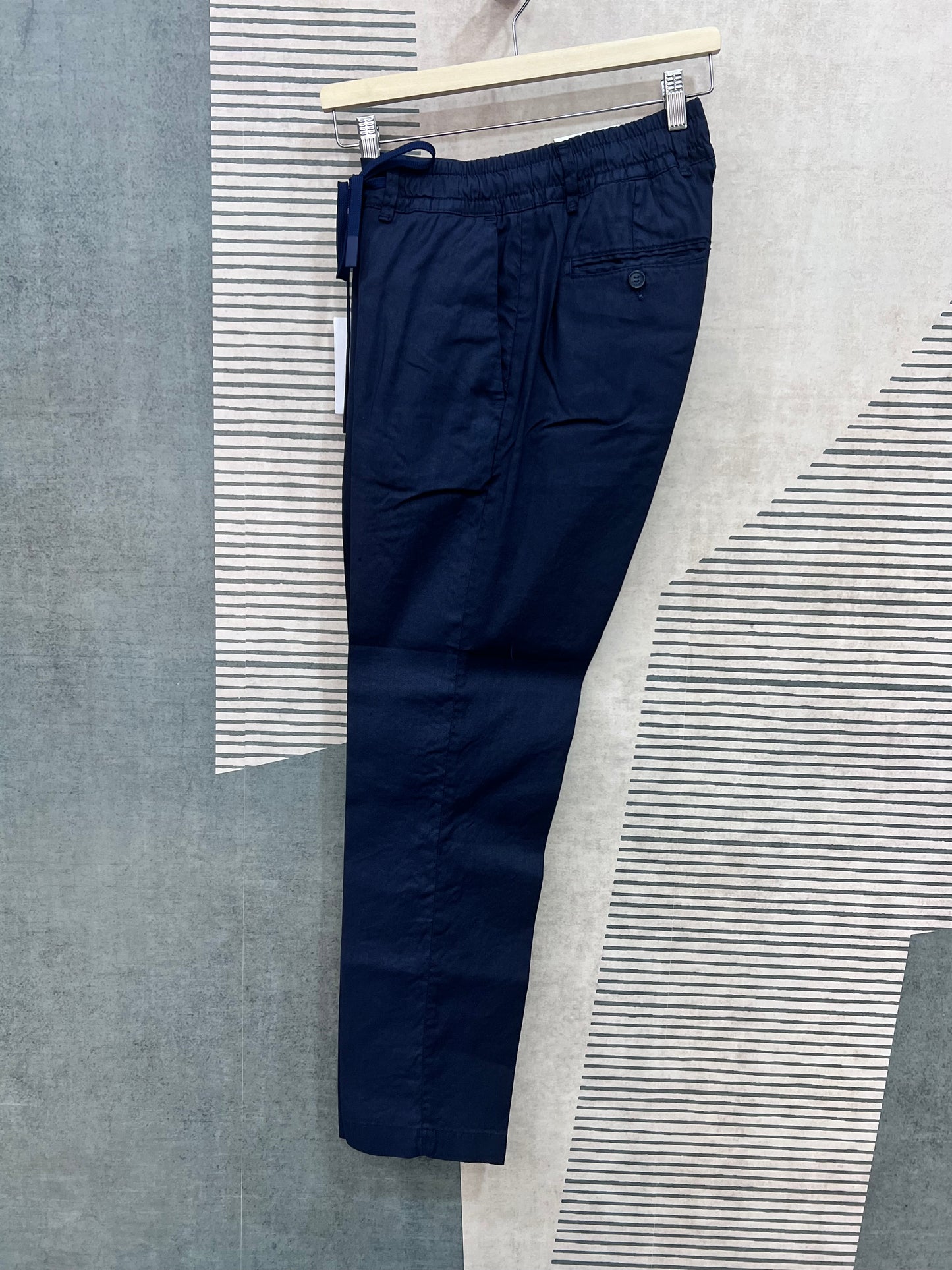 Pantalone uomo lino e cotone estivo vista laterale colore blu scuro - Made in Italy Frarò