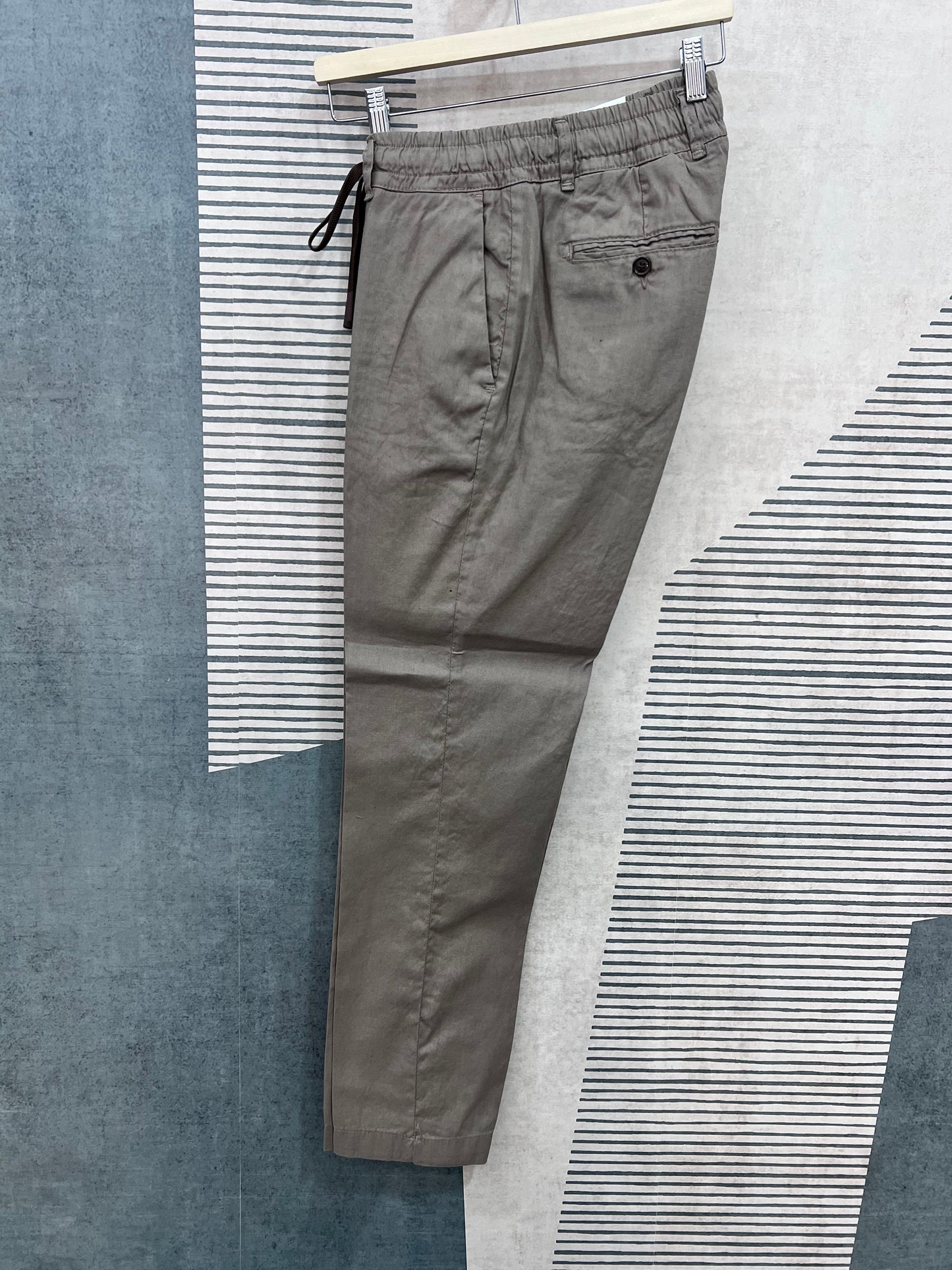 Pantalone uomo lino e cotone estivo vista laterale colore fango - Made in Italy Frarò