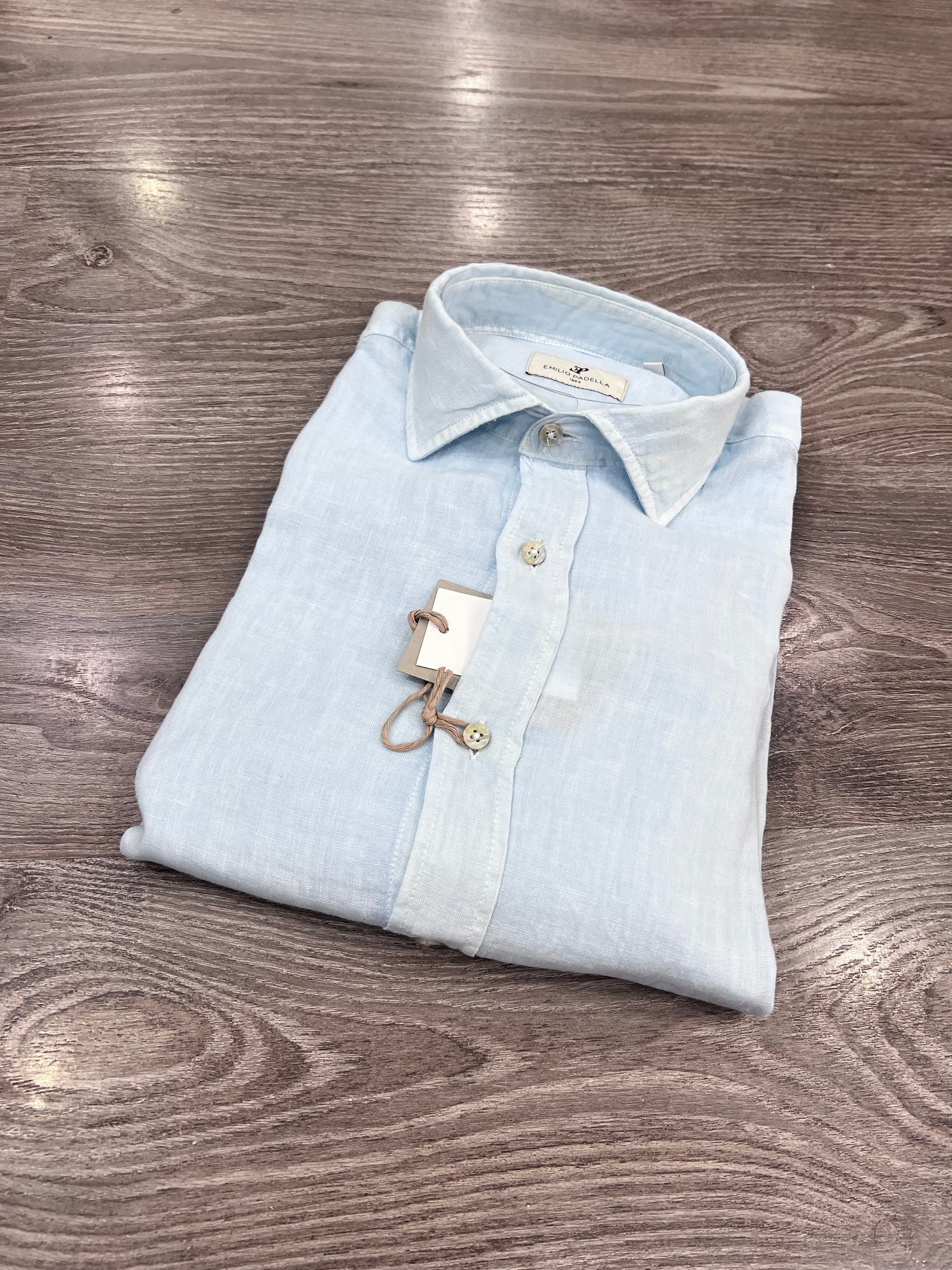 Camicia uomo in puro lino modello Katerina colore celeste – collo alla francese, vestibilità regular, 100% lino
