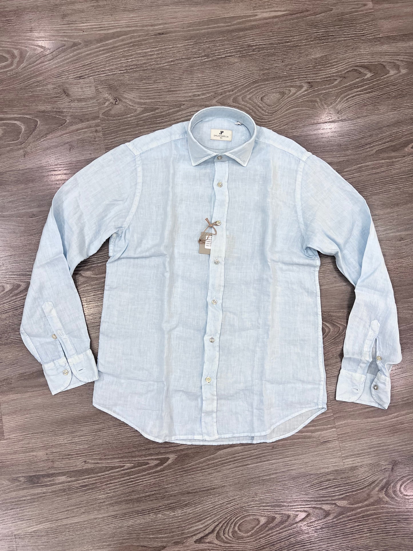 Camicia uomo in puro lino modello Katerina colore celeste – vista frontale - e commerce sù sfondo neutro.