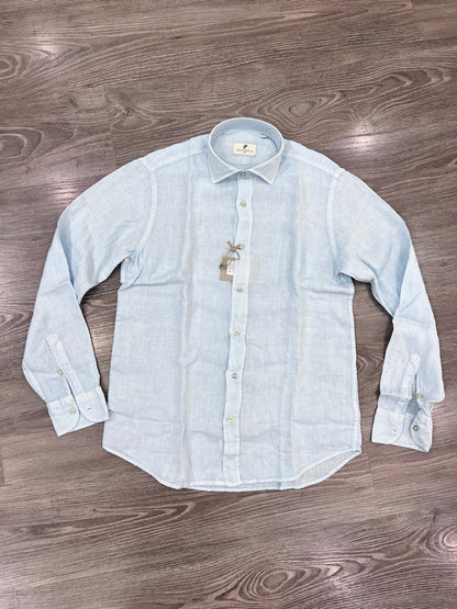 Camicia uomo in puro lino modello Katerina colore celeste – vista frontale - e commerce sù sfondo neutro.