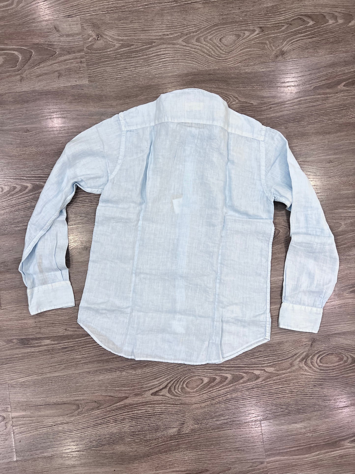 Camicia uomo in puro lino modello Katerina colore celeste – vista posteriore - e -commerce sù sfondo neutro.