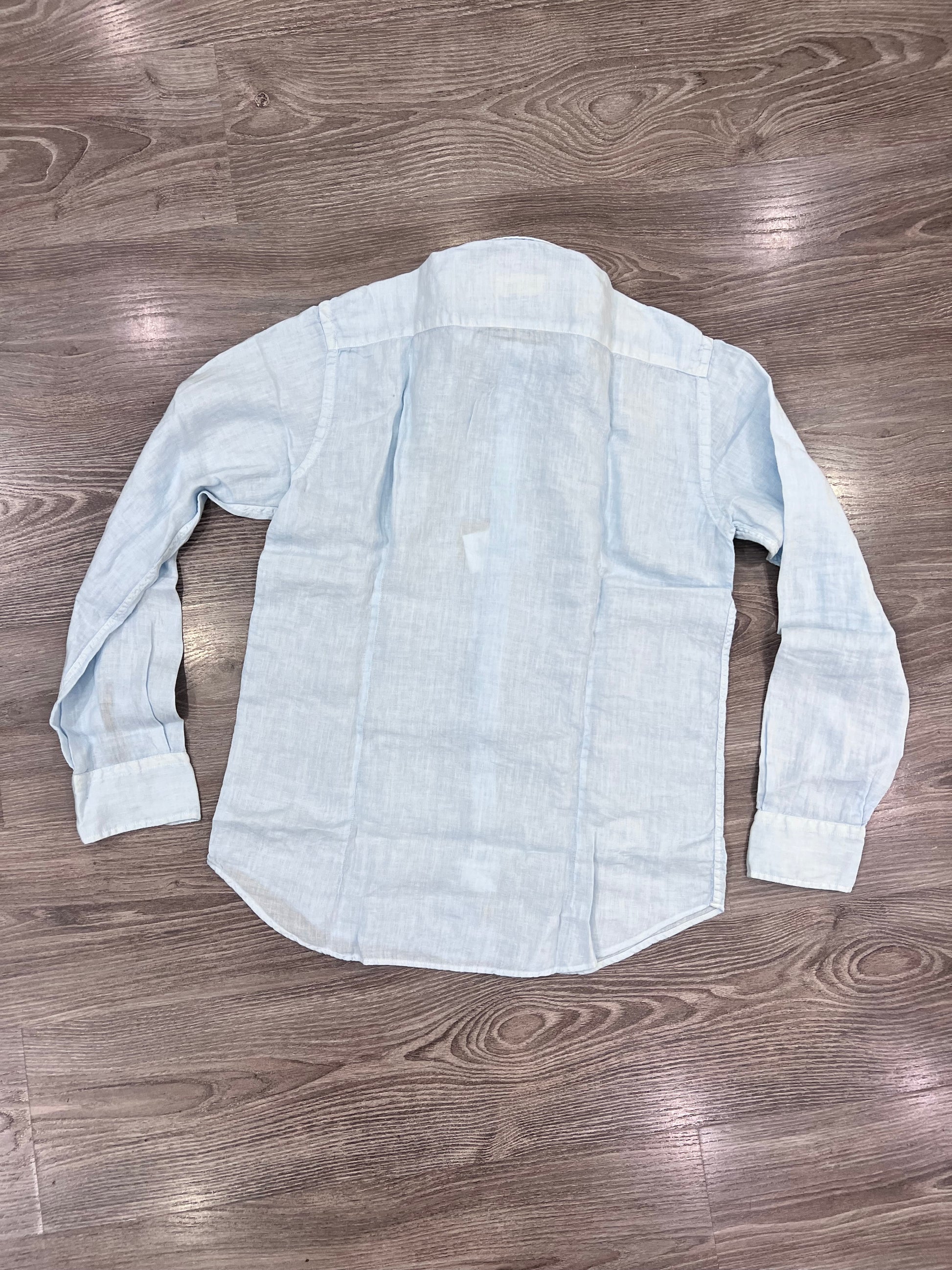 Camicia uomo in puro lino modello Katerina colore celeste – vista posteriore - e -commerce sù sfondo neutro.
