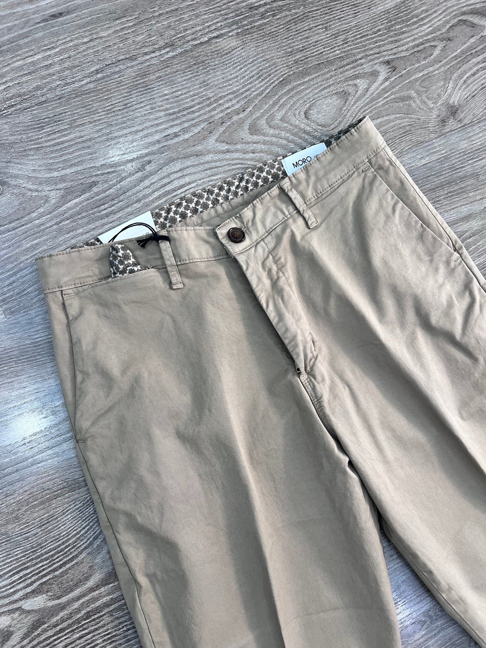 Pantalone Uomo 603 colore beige - dettaglio tasche davanti - bustino fantasia e taschino