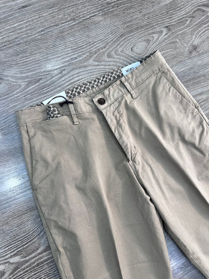 Pantalone Uomo 603 colore beige - dettaglio tasche davanti - bustino fantasia e taschino